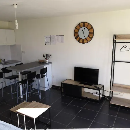 Daire Spacieux, Lit, Reactif, Proche Montagne Mer, Lumineux, Bien Equipe, Agreable, Chambre, Micro Maison Et Maison, Bien Regarder *